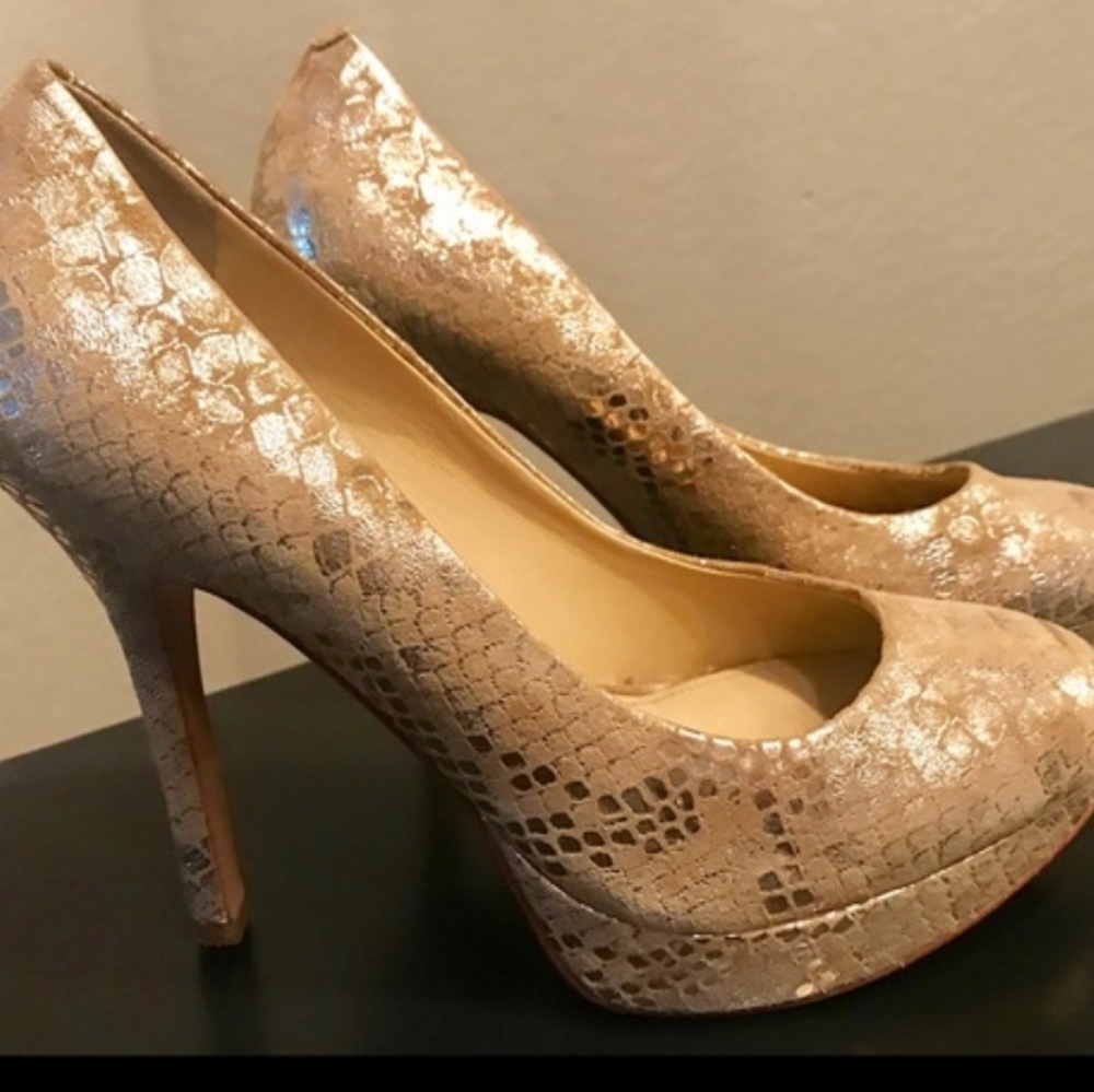 BEAUTIFUL golden heels